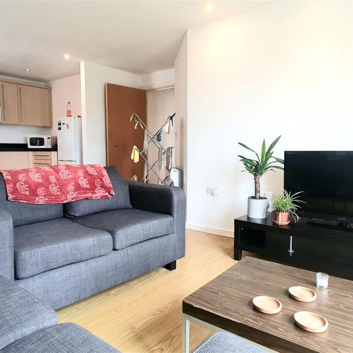 2 bedroom Flat To Let - Photo 1