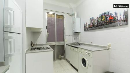 Room in a shared 5-bedroom apartment for rent in Universidad, bills included. - Photo 5