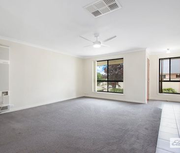 Spacious Townhouse in a Peaceful Cul-de-Sac - Photo 4