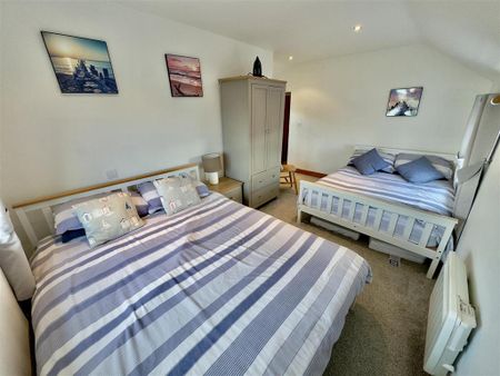 3 bedroom end of terrace house to rent - Photo 4