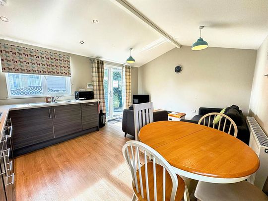 2 bedroom lodge to rent - Photo 1