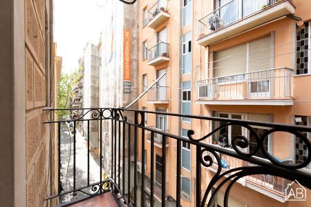 Newly renovated One-Bedroom Barceloneta Apartment with Balcony - Photo 4