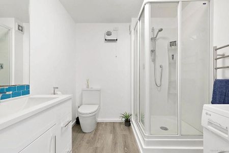 Fully furnished apartment with water views - Photo 5
