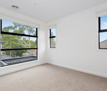 Modern townhouse in the heart of Glen Iris - Photo 3
