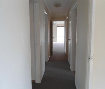 charming 3 bedroom home - Photo 2