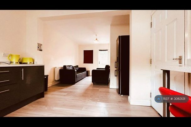 4 bedroom end of terrace house to rent - Photo 1