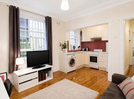 Art Deco Garden Apartment in a Quiet Lifestyle Setting - Photo 2
