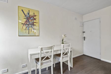 Cozy, Ground Floor Apartment with Easy, First-Come-First-Served Scramble Parking! PERMIT PARKING AVAILABLE TOO* - Photo 4