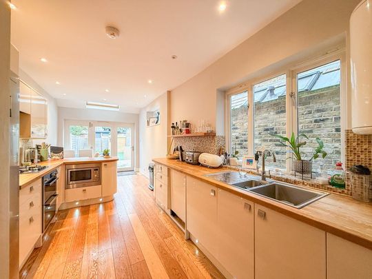 4 bedroom semi-detached house to rent - Photo 1