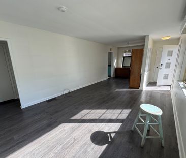 For Lease - 559 Drury Lane, Burlington, Ontario - Photo 2