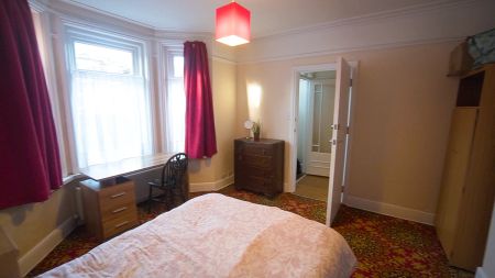 To Rent Sedgley Road, Winton, Bournemouth, BH9 £2,550 pcm Tenancy Info - Photo 4