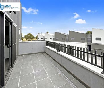 Modern & Spacious Three-Bedroom Townhouse in Prime Location! - Photo 2