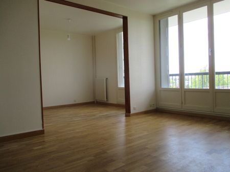 Location Appartement 3 pièces 71m² FLEURY LES AUBRAIS 45400 - Photo 2