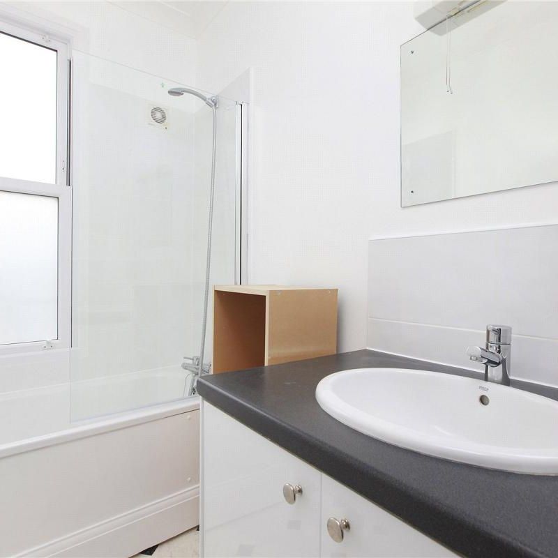 2 bedroom flat in Clapham - Photo 1