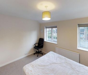 4 bedroom semi-detached house to rent - Photo 4