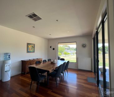 CONTEMPORARY LIVING IN SOUGHT AFTER ESTATE - Photo 3