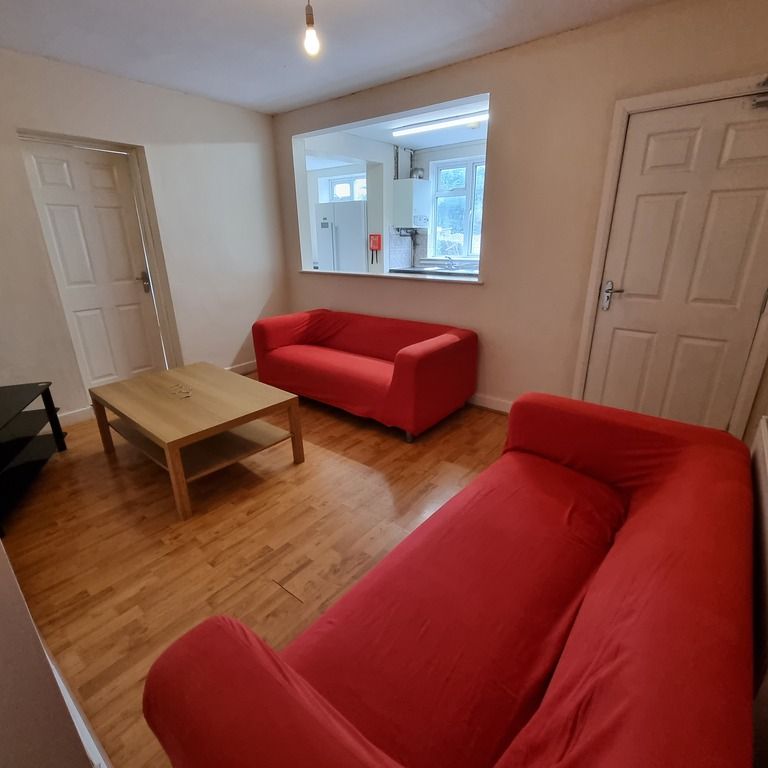 5 Bed Student Accommodation - Photo 1