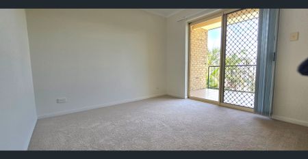 Renovated Top-Floor Apartment in the Heart of Hawthorne - Photo 2