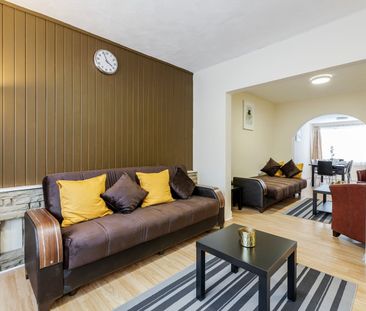 2 Bed Terraced House, Eastbury Avenue, IG11 - Photo 3