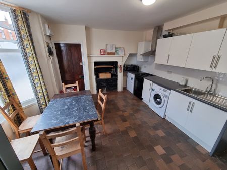 5 Bed Student Accommodation - Photo 3