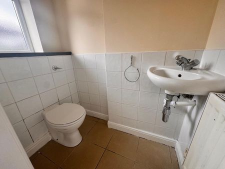 4 bedroom semi-detached house to rent - Photo 2