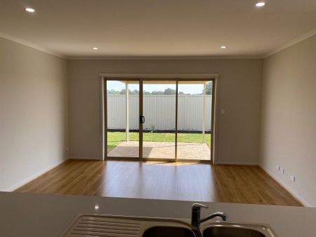 Modern 3 Bedroom Property in Angle Vale - Photo 3