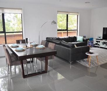 Family Living with large backyard. - Photo 2
