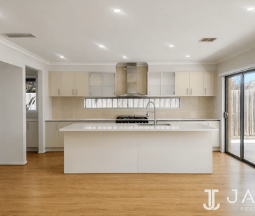 5 Bed 3 Bath With 2 Master Bedrooms - Photo 6