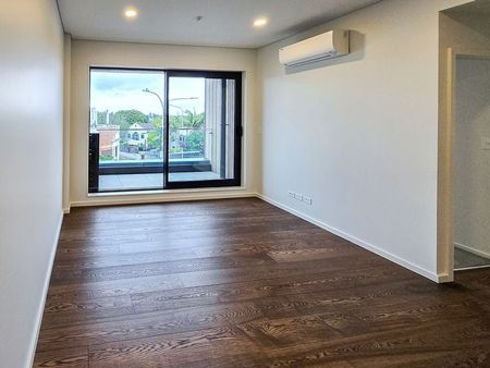 Stylish, Sun-Filled Apartment in Meadowbank - Photo 4