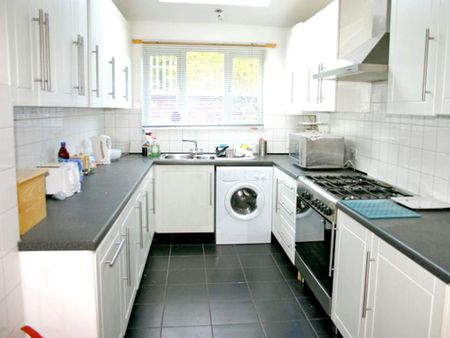 HOUSE SHARE Whitby Road, Fallowfield, Manchester, M14 - Photo 4