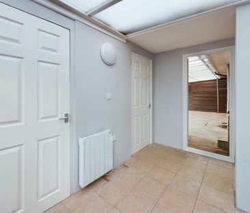 2 bedroom semi-detached bungalow to rent - Photo 4
