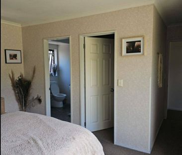 Tucked away in a sought-after neighbourhood - Photo 2