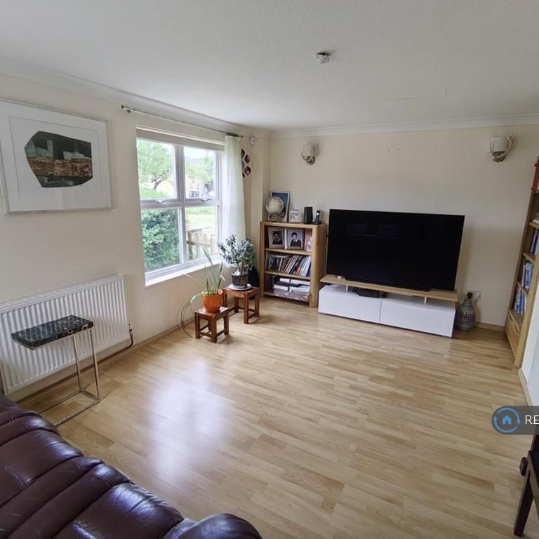 2 bedroom end of terrace house to rent - Photo 1