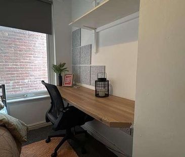 Stylish Bedroom House, LN1 - Photo 2