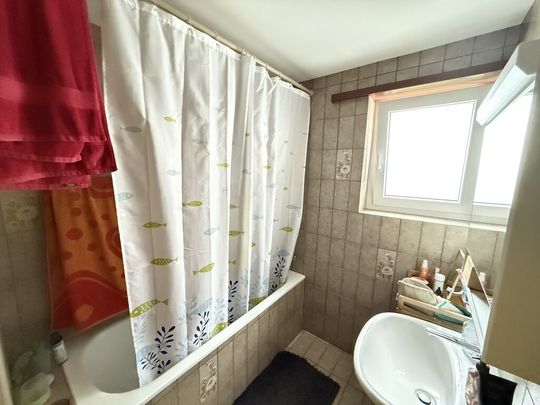 Spacious and view of the countryside - Photo 1