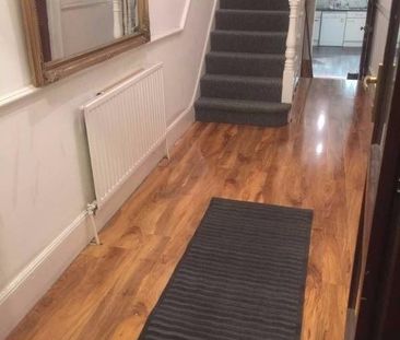 1 Bed Terraced House, Grove Green Road, E11 - Photo 2