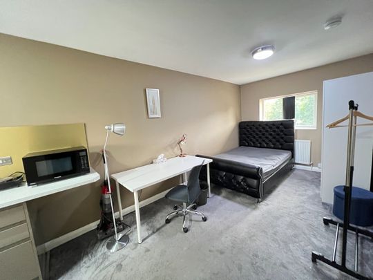 6 Bed Detached House, Charter Avenue, CV4 - Photo 1