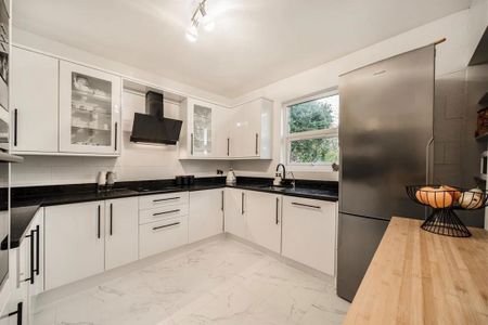 4 bedroom flat to rent - Photo 3