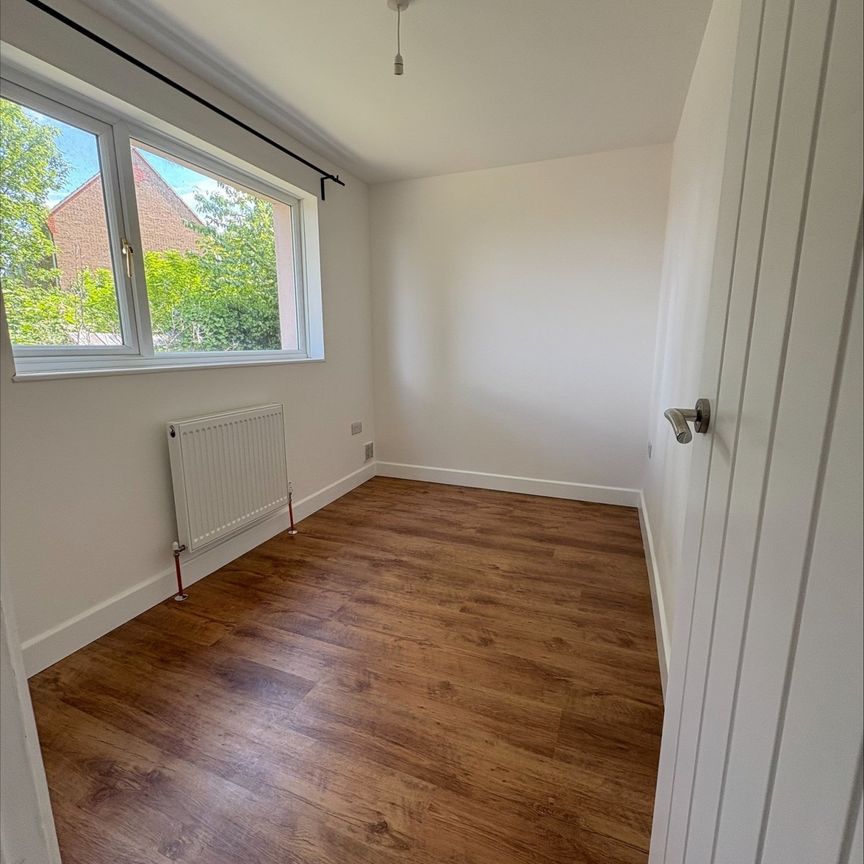 Flat to rent - Tewson Road, London, SE18 - Photo 1