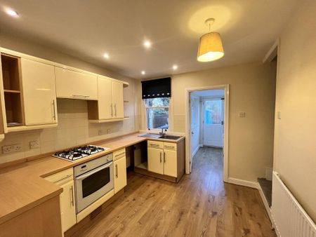 2 bedroom terraced house to rent - Photo 2