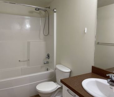 Bright 7th Floor Condo– Steps To U Of C & Brentwood Lrt. - Photo 6