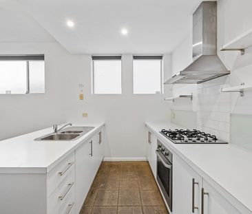 Modern Style Living in Sunshine - Photo 4