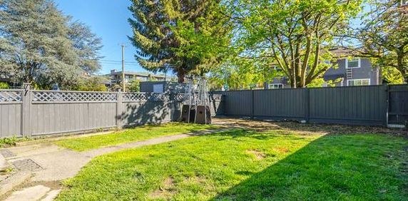 Kitsilano - Laundry - Gas Stove - Big Yard - Private - Townhouse - Photo 2