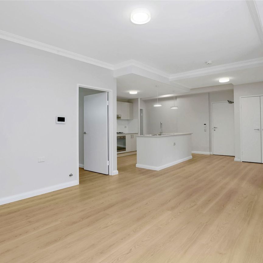 Private, Carefree Centrally Located Modern Apartment with Floorboards - Photo 1