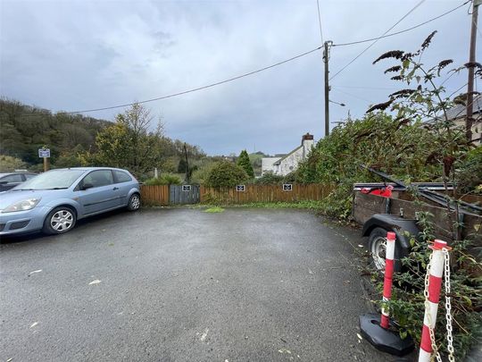 4 bedroom end of terrace house to rent - Photo 1