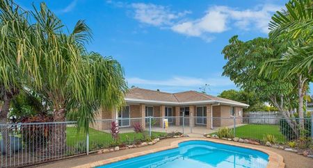 Spacious Family Home with Pool in Quiet Court - Photo 3