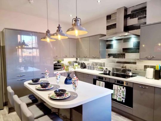 Choose your vibe from 6 incredible suites in this stunning new house share. 😎 Room 6 - Photo 1