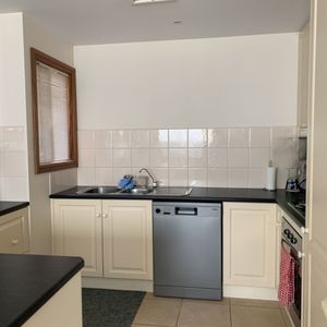 Lovely 2 Bedroom Home - Photo 3