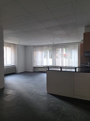 Bel appartement de 4 pièces au rez-de-chaussée surélevé au Locle - Photo 2
