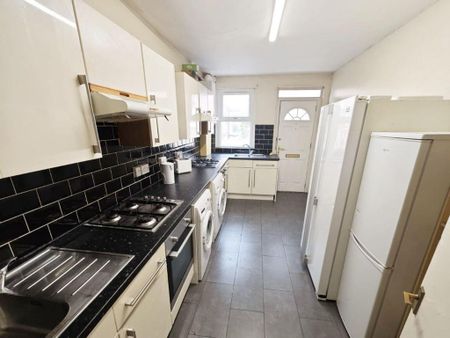 1 bedroom in a house share to rent - Photo 3